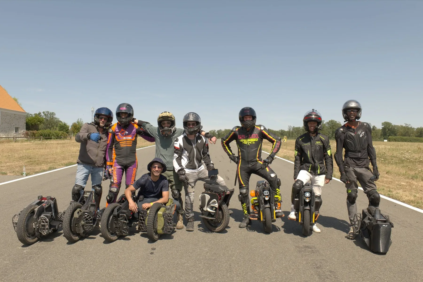 Groupe de wheelers WMC et équipes invitées sur la piste du Circuit des Écuyers