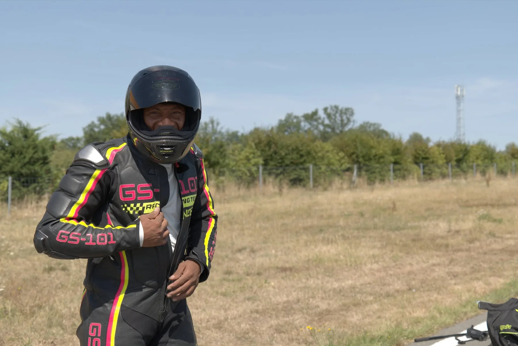Pilote GS101 Racing Team en équipement sur le Circuit des Écuyers