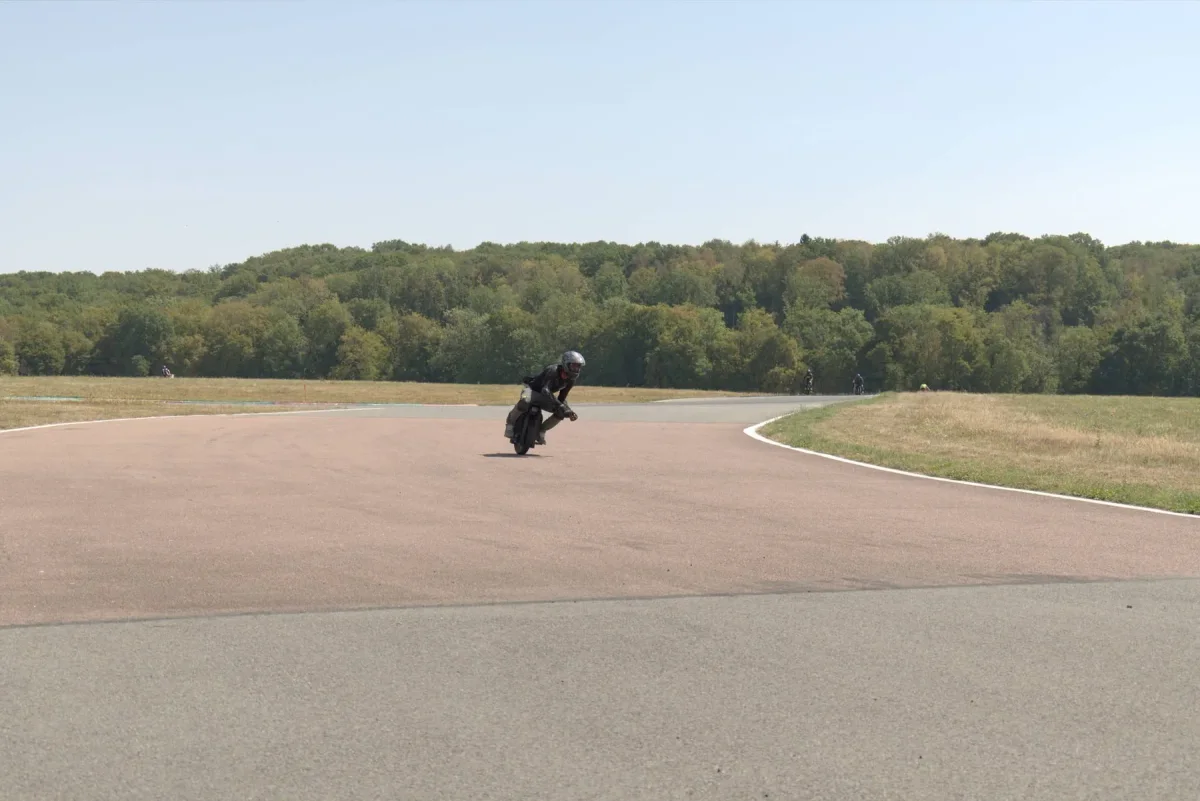Wheeler en gyroroue dans un virage du Circuit des Écuyers