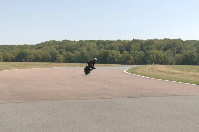 Un wheeler dans un virage du Circuit des Écuyers