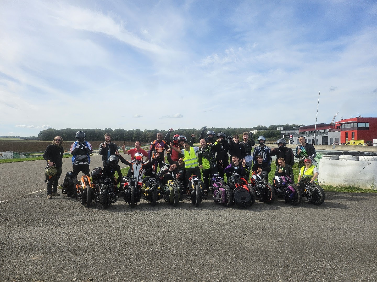 Les wheelers et leurs gyroroues réunis sur le circuit de Mettet, le 2 octobre 2026.